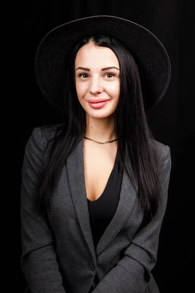 Hermoso retrato de mujer con un gran sombrero. Mirada vintage. Maquillaje de moda El sombrero cubre la mitad de la cara —  Fotos de Stock