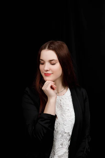 El retrato de la mujer joven empresaria con una chaqueta negra está pensando en el fondo negro. — Foto de Stock