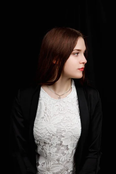 Портрет молодой бизнес-леди в черной куртке на черном фоне — стоковое фото