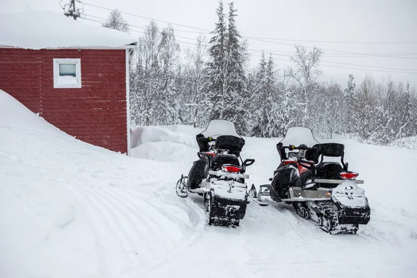 Два красных снегохода стоят в снегу. Зимний мотоцикл. Снегоходы. Зимние квадроциклы зимой — стоковое фото