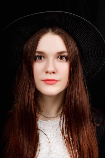 Hermoso retrato de mujer con un gran sombrero. Mirada vintage. Maquillaje de moda El sombrero cubre parte de la cara — Foto de Stock