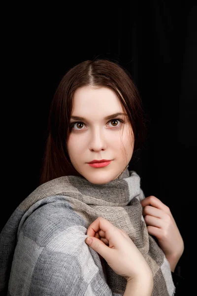 Дівчинка загорнута в сірий шарф. Портрет крупним планом — стокове фото