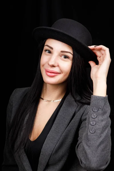 Hermoso retrato de mujer con un gran sombrero. Mirada vintage. Maquillaje de moda El sombrero cubre la mitad de la cara — Foto de Stock