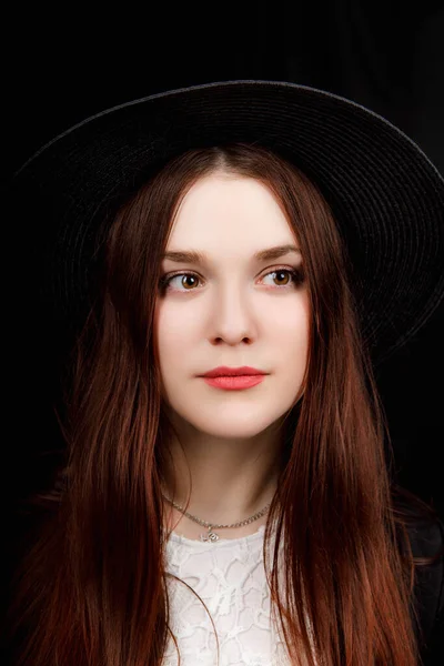 Hermoso retrato de mujer con un gran sombrero. Mirada vintage. Maquillaje de moda El sombrero cubre parte de la cara — Foto de Stock