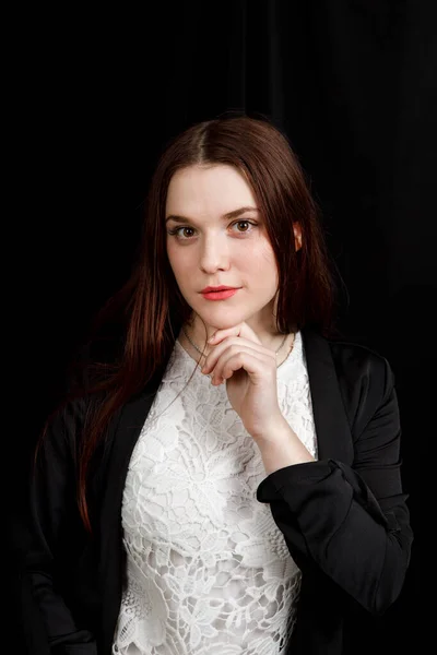 Retrato de jovem mulher de negócios em uma jaqueta preta no fundo preto — Fotografia de Stock