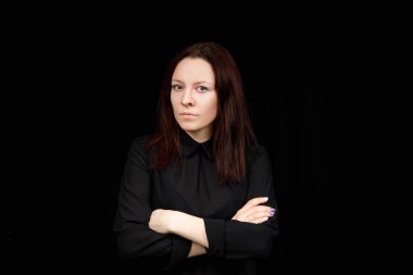 Siyah gömlekli başarılı bir iş kadını portresi.