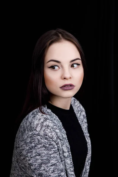 Retrato de mujer linda que está mirando a un lado. Cara completa sobre fondo negro —  Fotos de Stock