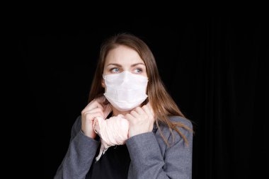 Çin 'de Coronavirus. Roman Coronavirus (2019-nCoV), beyaz tıbbi maskeli kadın. Koronavirüs karantinası kavramı