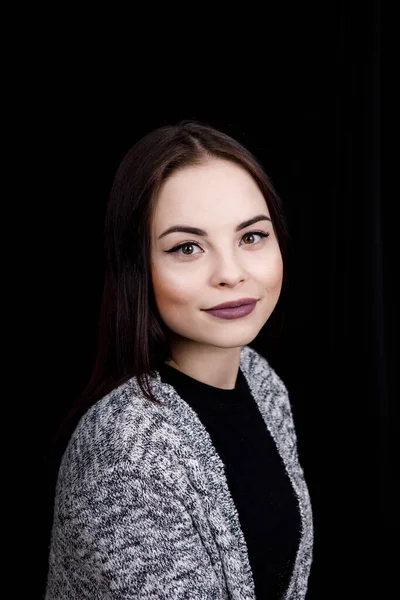 Menina bonito vestido em desgaste casual está sorrindo no fundo preto — Fotografia de Stock