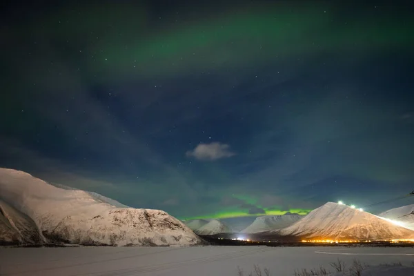 Arka plandaki gece dağlarında kuzey ışıkları — Stok fotoğraf
