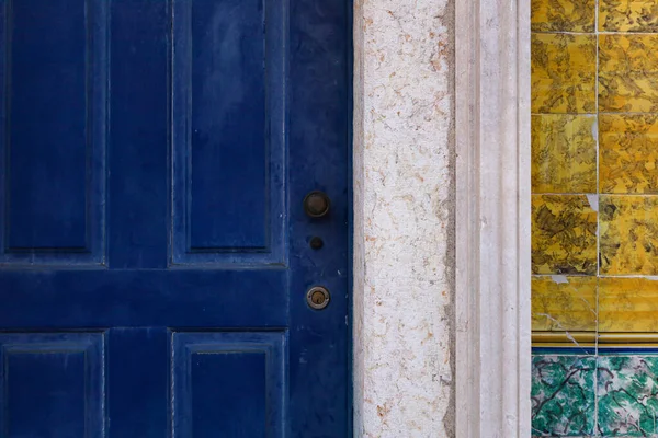 Pomos y cascos de puertas azules antiguas. Puertas y cerraduras anticuadas. Azulejo portugués en la pared . — Foto de Stock