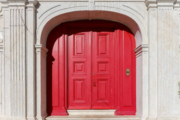Μεγάλη διπλή κόκκινη πόρτα σε αψίδα στη Λισαβόνα, Πορτογαλία. Παλιό κτίριο στην πόλη. — Φωτογραφία Αρχείου