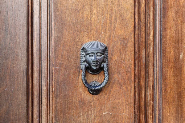 Puerta marrón madera vieja con manija de la puerta del metal. Fondo texturizado arquitectónico —  Fotos de Stock