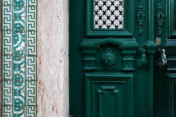 Pomos y cascos de puertas antiguas. Puertas y cerraduras anticuadas. Azulejo portugués en la pared . —  Fotos de Stock
