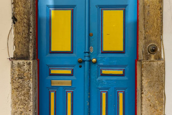 Puerta vieja de madera azul y amarilla con manija de puerta de metal. Fondo texturizado arquitectónico —  Fotos de Stock