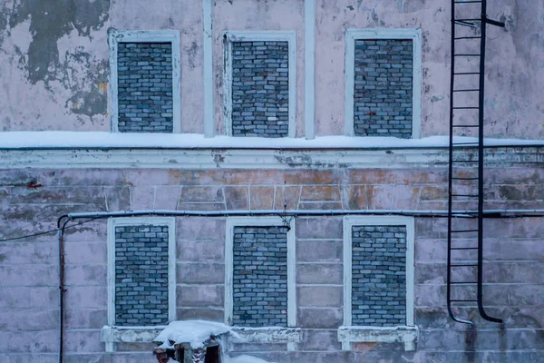 Рожева бетонна стіна з шістьма запечатаними цегляними вікнами . — стокове фото