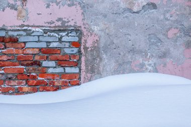 Tek tuğlalı pencereli pembe beton duvar.