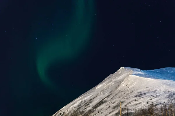 Polární arktická severní světla Aurora Borealis činnost v zimě Finsko, Laponsko — Stock fotografie