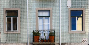 Evin ön cephesinin bir parçası. Yeşil duvarı olan eski bina Azulejo, Lizbon, Portekiz ile süslenmiş..