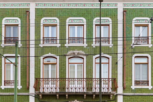 Prvek fasády toho domu. Stará budova se zelenou zdí je zdobena Azulejo, Lisabon, Portugalsko. — Stock fotografie