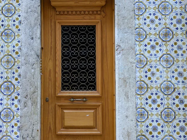 Elemento de la puerta de la fachada de la casa. Antiguo edificio con una pared azul está decorado con Azulejo, Lisboa, Portugal . —  Fotos de Stock