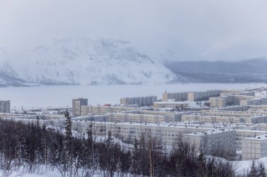 Kış endüstriyel şehir manzarası. Kuzey şehri manzarası. Soğuk hava, Frost. Rus Kuzey Kutbu.