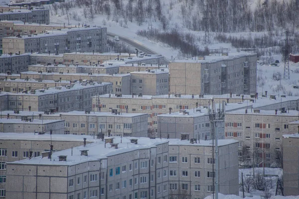Kış endüstriyel şehir manzarası. Kuzey şehri manzarası. Soğuk hava, Frost. Rus Kuzey Kutbu.