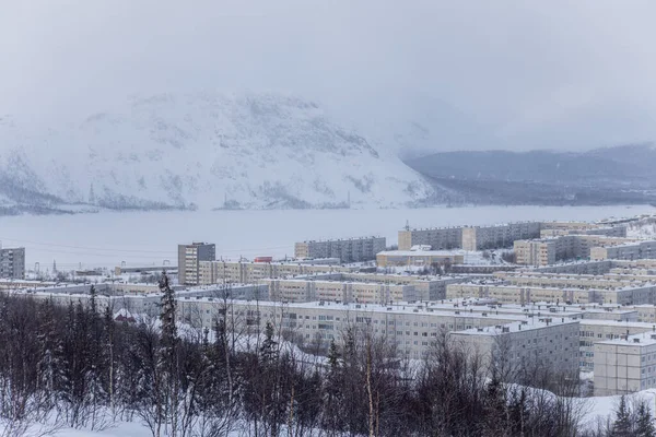 Kış endüstriyel şehir manzarası. Kuzey şehri manzarası. Soğuk hava, Frost. Rus Kuzey Kutbu.