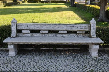 Portekiz 'deki şehir parkında beyaz mermer taşı bankı.