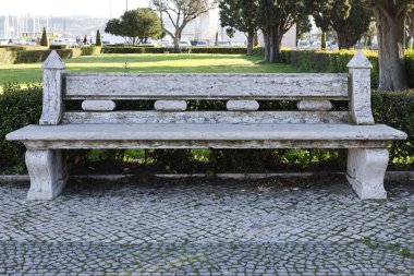 Portekiz 'deki şehir parkında beyaz mermer taşı bankı.