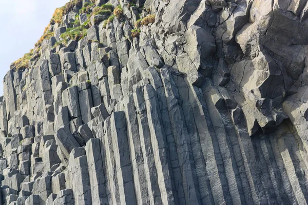 Formação de colunas de basalto na Islândia. Contexto — Fotografia de Stock
