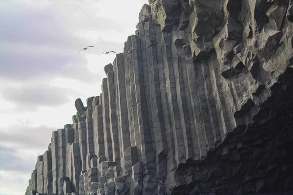 Базальтовые колонны в Исландии. Фон — стоковое фото