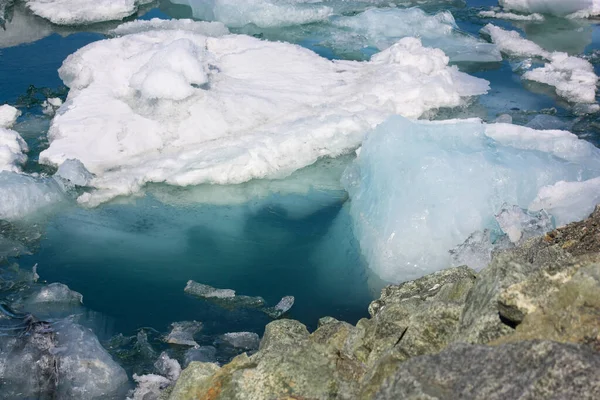 Bloques de hielo en aguas frías islandesas, calentamiento global —  Fotos de Stock