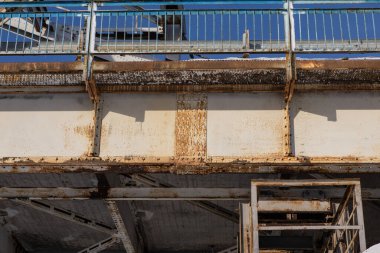 Çelik köprü çerçevesi yakın. Kış nehri üzerindeki köprü