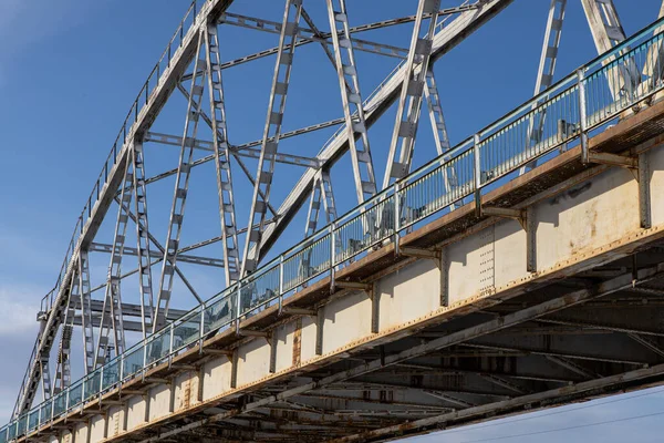 Marco de puente de acero cerca. Puente sobre el río de invierno — Foto de Stock