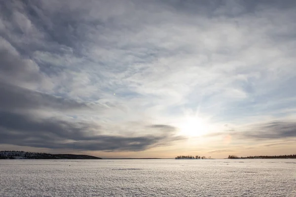 Sol de inverno brilhante sobre um campo de gelo. A magnífica paisagem do lago congelado. Fundo frio do inverno — Fotografia de Stock