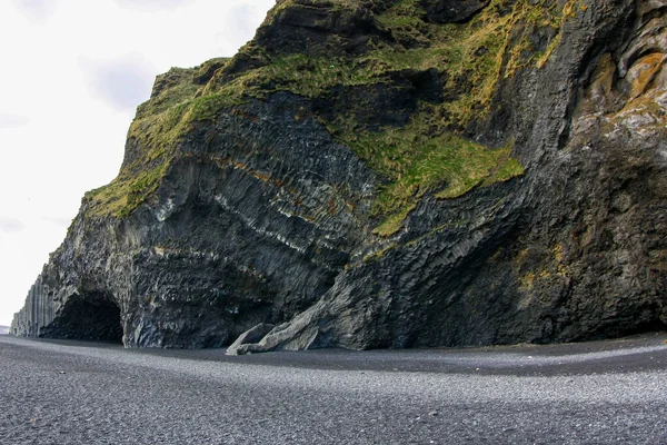 Lava βραχώδη σχηματισμό με γρασίδι στην Ισλανδία. Ιστορικό — Φωτογραφία Αρχείου