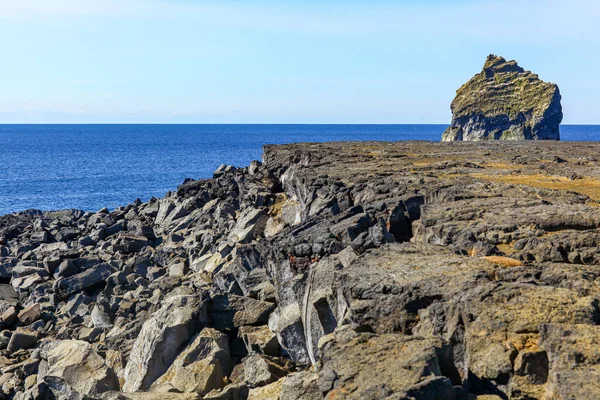 Formación de roca de lava con hierba en Islandia. Contexto —  Fotos de Stock