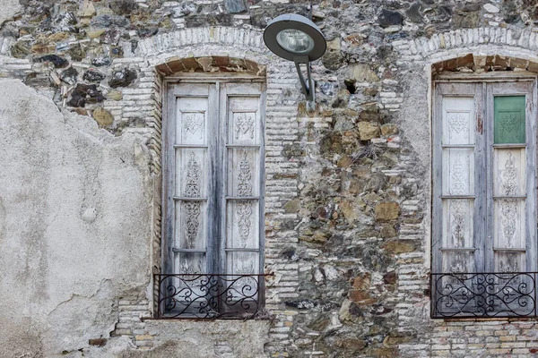 Két ablak a régi téglafalon, köztük egy lámpás. — Stock Fotó