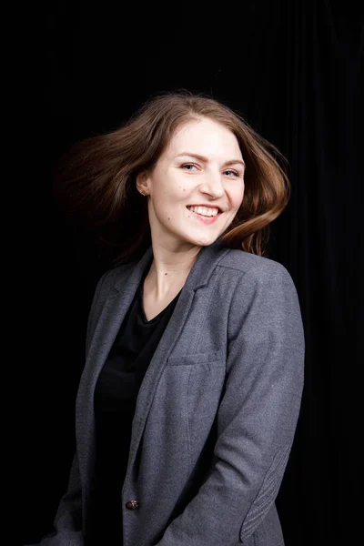 Портрет молодой женщины в деловом костюме с длинными волосами — стоковое фото