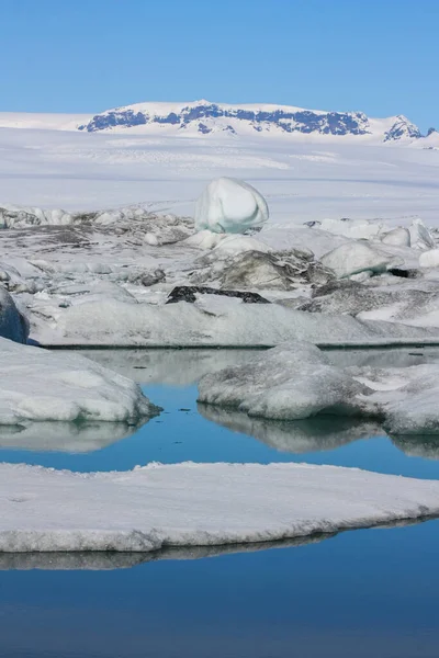 Blocchi di ghiaccio nelle acque fredde islandesi, riscaldamento globale — Foto Stock