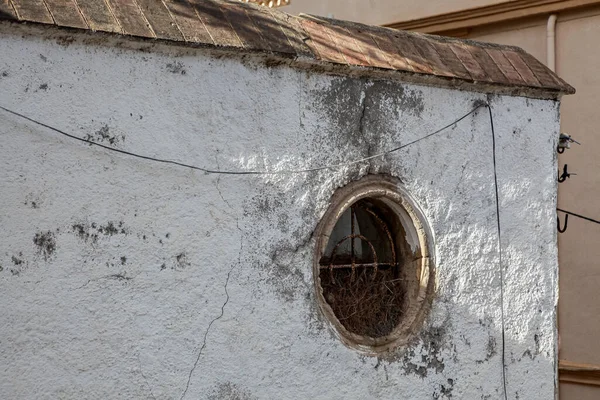 A kerek ablak egy régi fehér beton falon Portugáliában — Stock Fotó