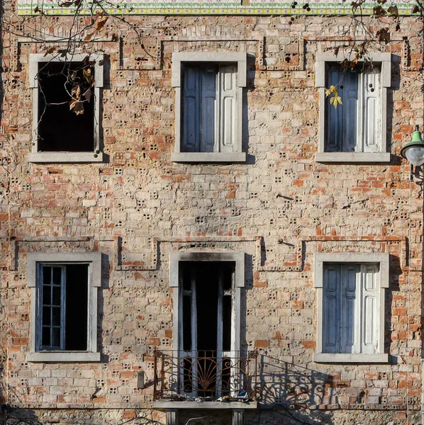 La fachada histórica del edificio. La puerta y las ventanas en la pared del ladrillo viejo —  Fotos de Stock