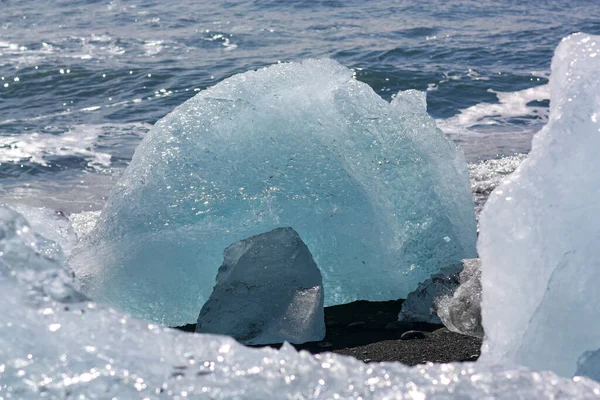 Il bellissimo ghiaccio trasparente su "Diamond beach" in Islanda — Foto Stock