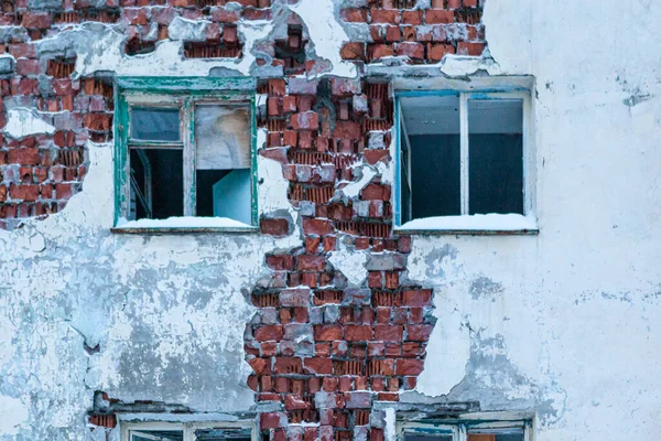Старая бетонная стена с разбитыми окнами. Заброшенный район. Крайний Север России — стоковое фото