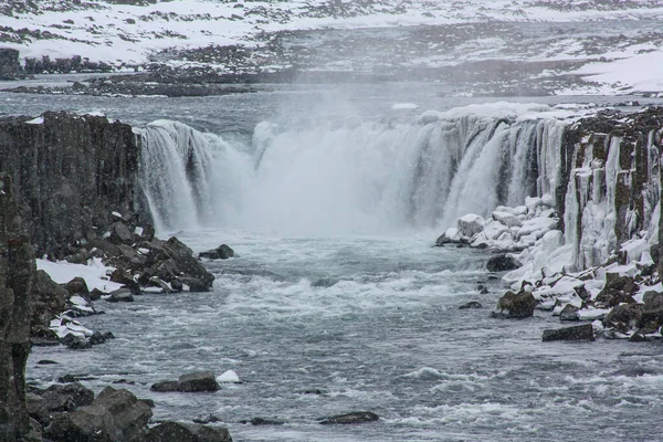 Famosa cascata nel nord dell'Islanda tra ghiaccio e neve — Foto Stock
