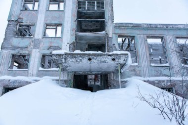 Kırık camlı eski beton duvar. Terk edilmiş bölge. Rus Uzak Kuzeyi