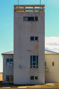 İzlanda 'da gökyüzüne karşı yalnız bir deniz feneri. Kimse yok.