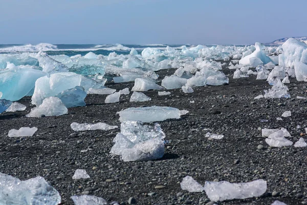 El hermoso hielo claro en "Diamond beach" en Islandia —  Fotos de Stock