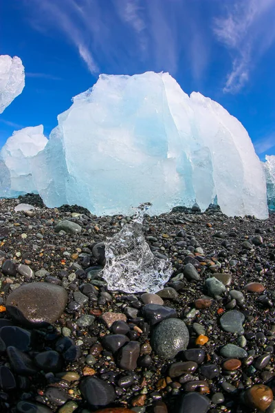 El hermoso hielo claro en "Diamond beach" en Islandia — Foto de Stock